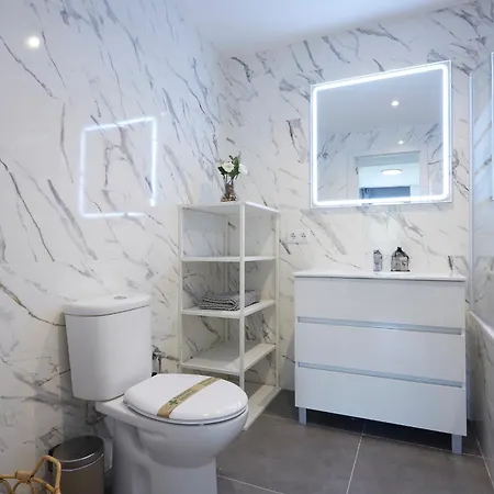 Three Bedroom Two Bathroom Close To Beach דירה *