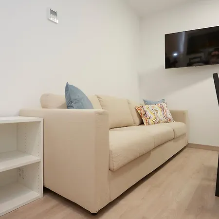 Three Bedroom Two Bathroom Close To Beach Apartment *